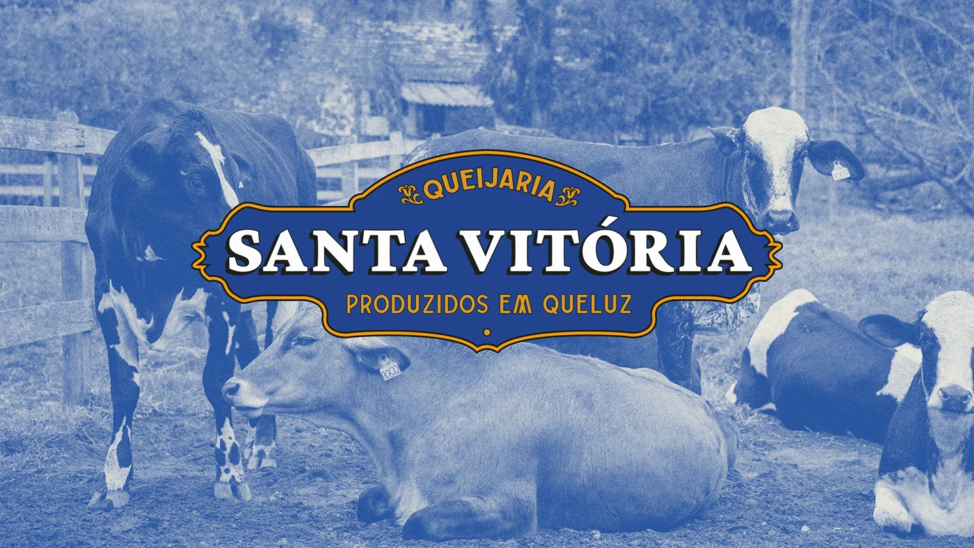 Marca Queijaria Santa Vitória sobre fotografia azul de vacas leiteiras