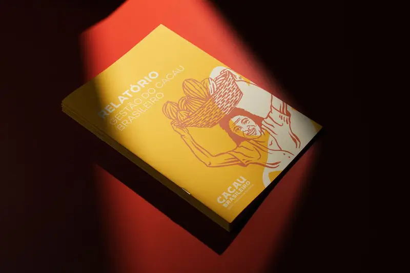 Capa amarela do relatório Cacau Brasileiro com ilustração em traço