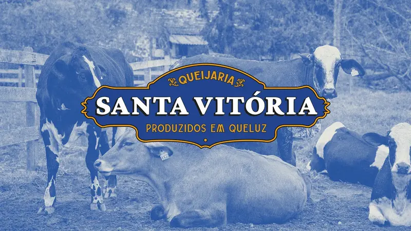 Marca Queijaria Santa Vitória sobre fotografia azul de vacas leiteiras